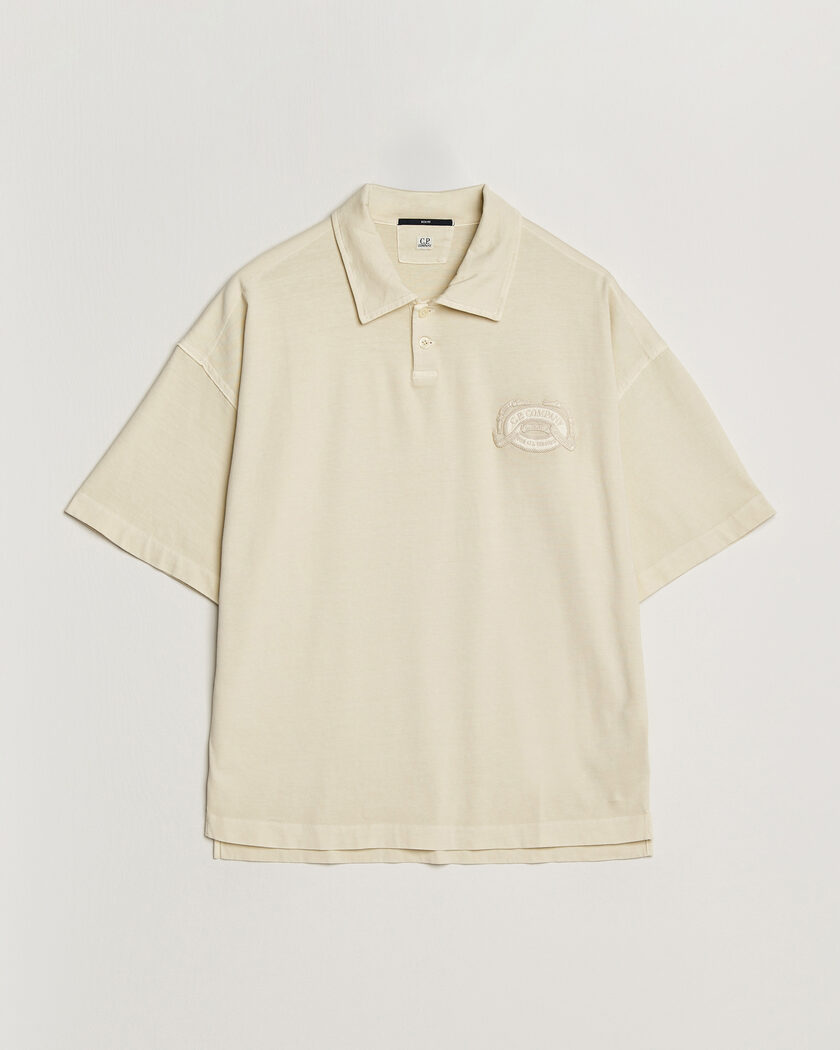 C.P. Company Boxy Fit Cotton Logo Polo Cream – Blanco