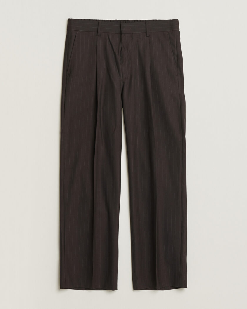 NN07 Kay Pinstriped Pleated Trousers Dark Brown – Marrón