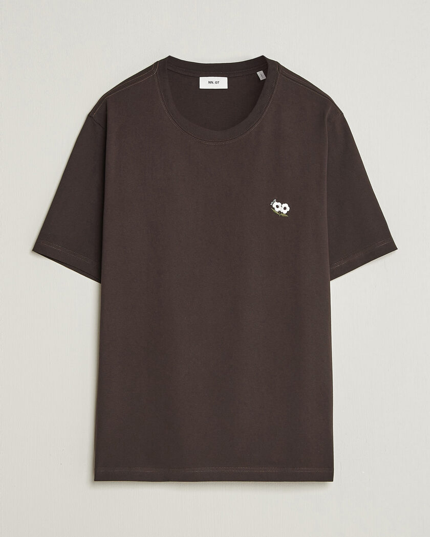 NN07 Jett Embroidered Crew Neck T-Shirt Deep Truffle – Marrón