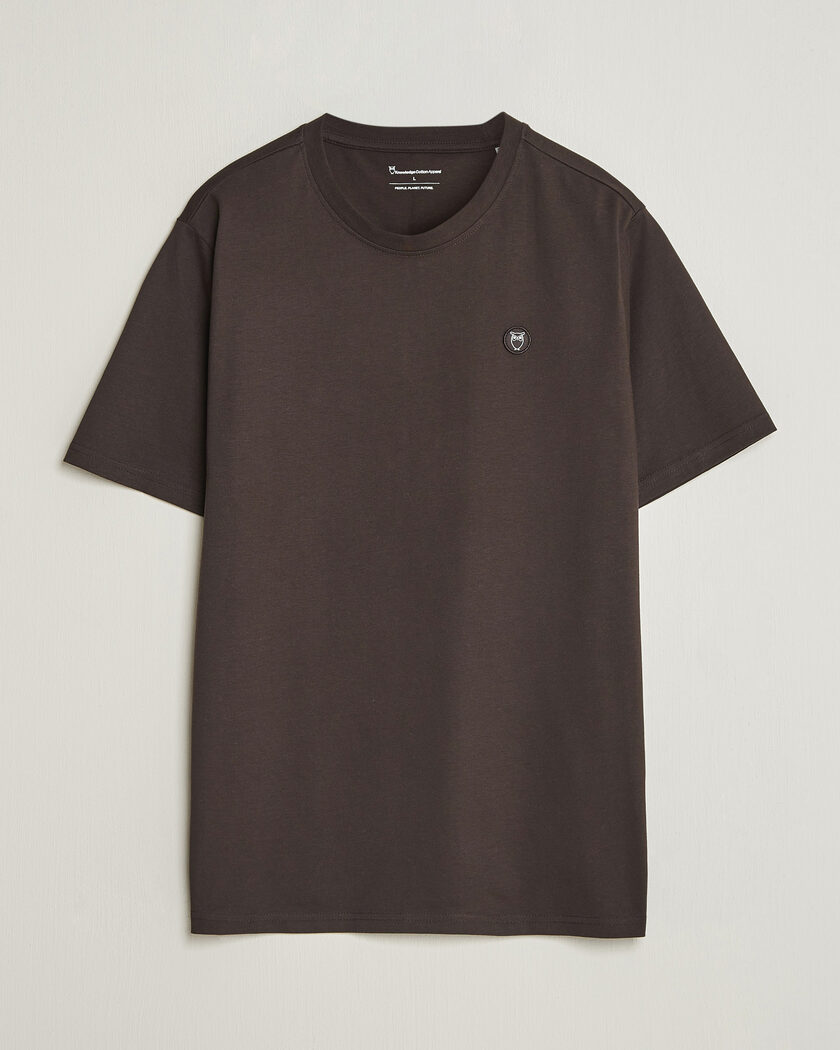 KnowledgeCotton Apparel Loke Badge T-Shirt Chocolate Torte – Marrón