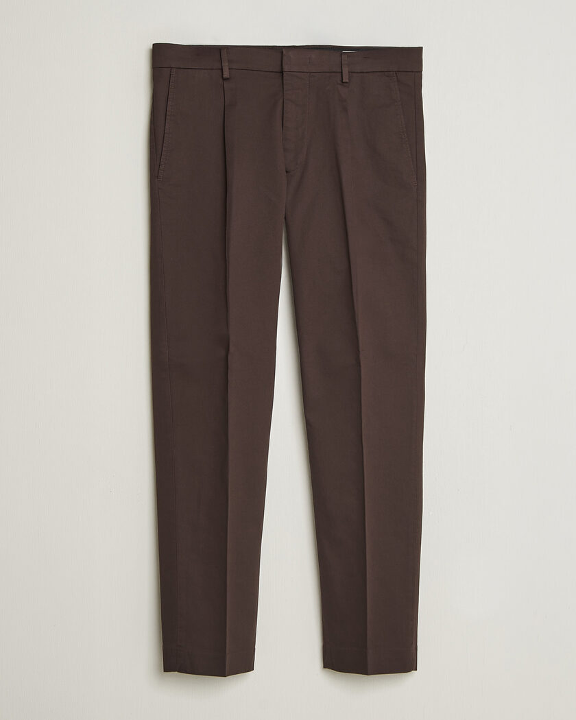 NN07 Bill Pleated Cotton Chinos Deep Truffle – Marrón