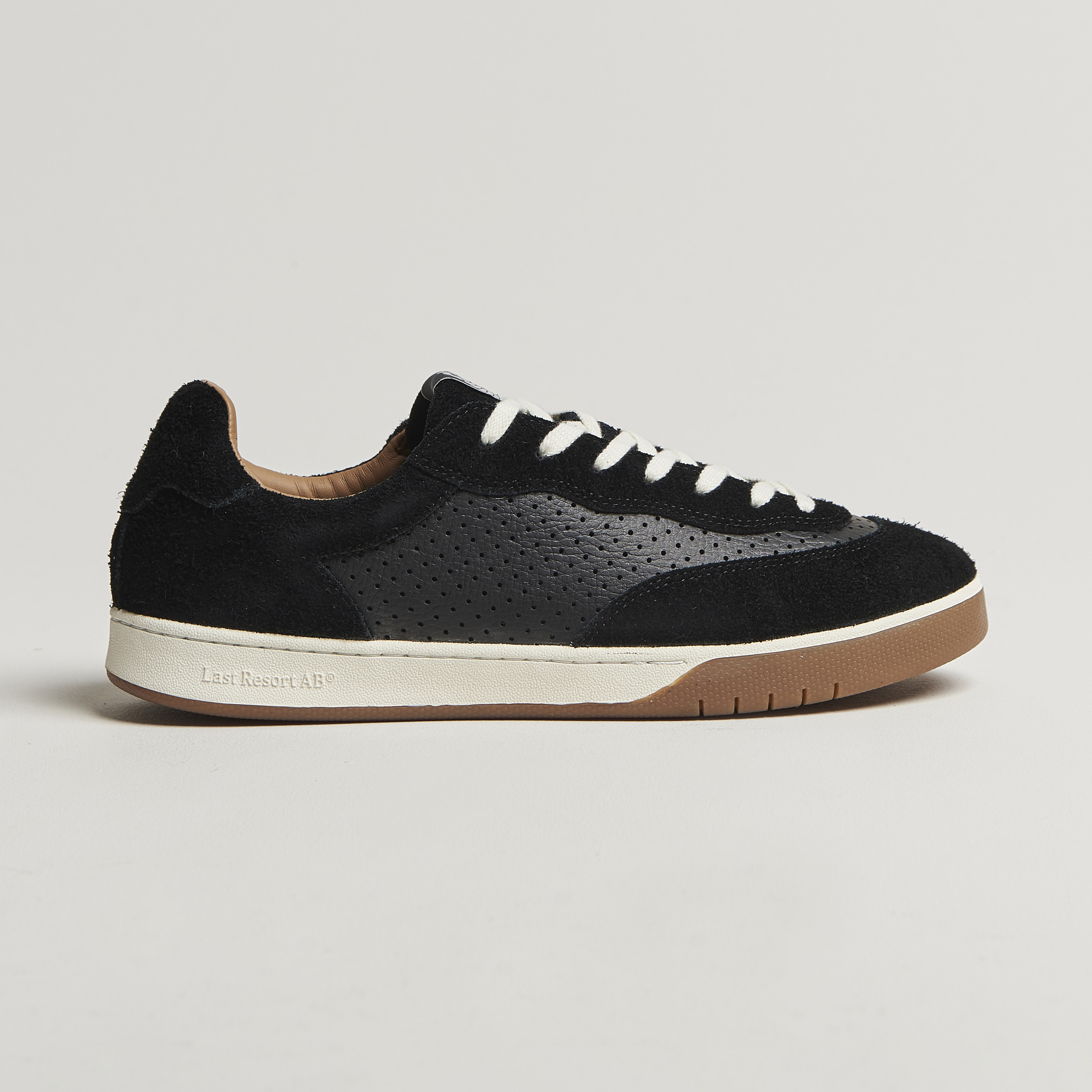 Last Resort CM001 Perf Leather/Suede Sneaker Black en CareOfCarl.es