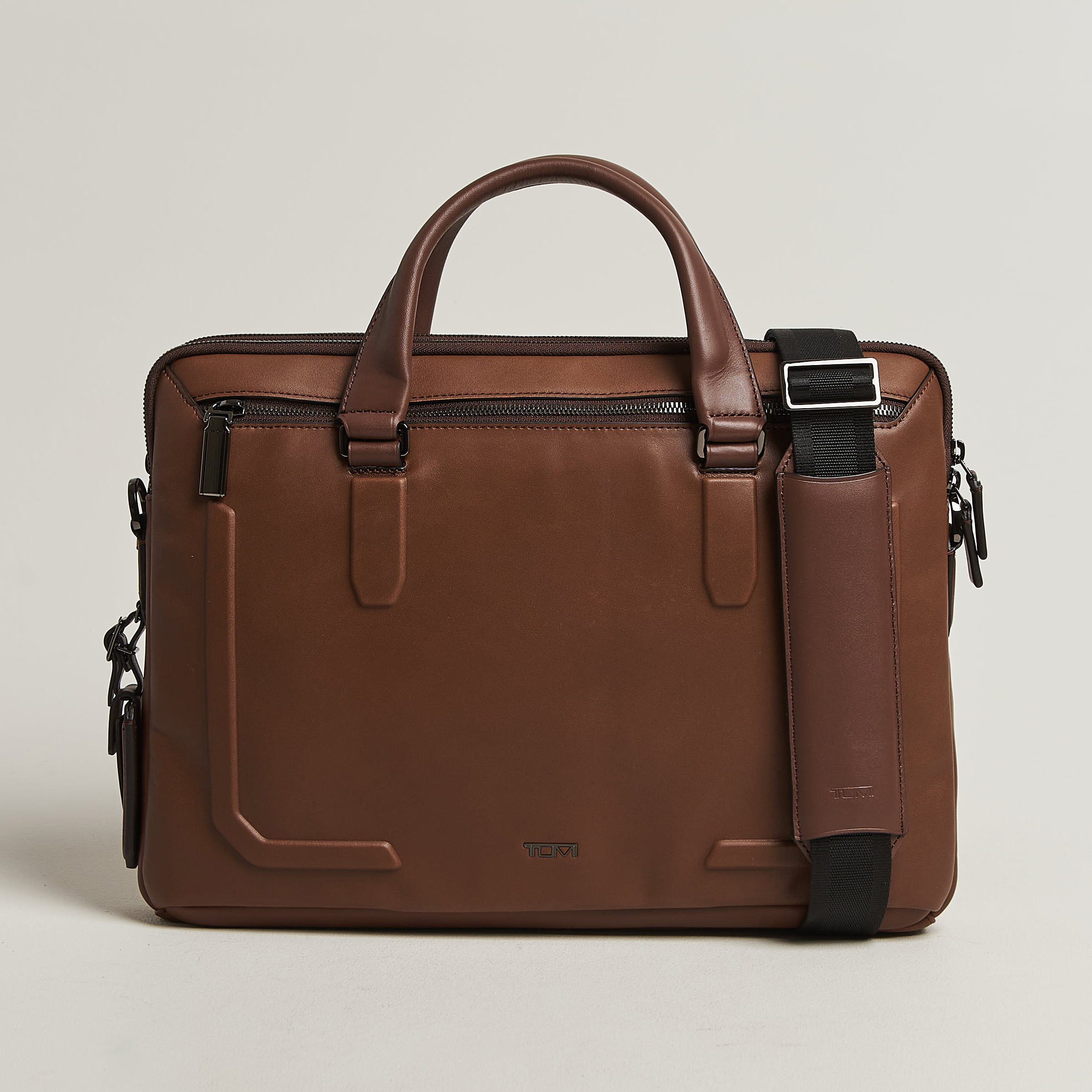 TUMI Harrison Sycamore Slim Leather Brief Cognac Bombe – Marrón