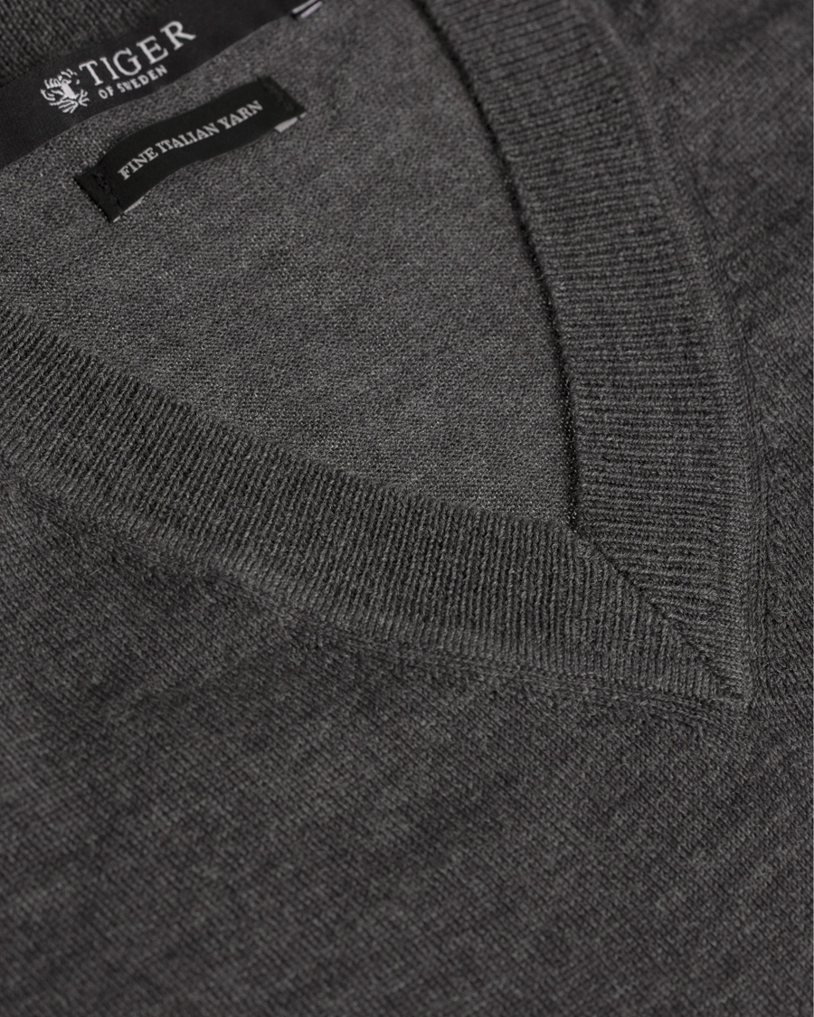 Hombres | Jerséis y prendas de punto | Tiger of Sweden | Harvard V-Neck Pullover Dark Grey