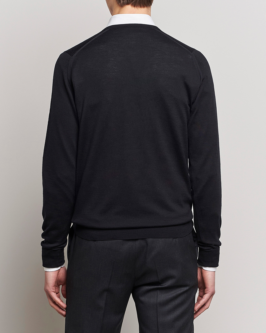 Hombres | Jerséis y prendas de punto | John Smedley | Bobby Extra Fine Merino V-Neck Pullover Black