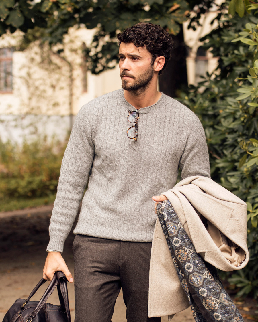 Hombres | Jerséis y prendas de punto | Johnstons of Elgin | Cashmere Cable Crew Neck Light Grey