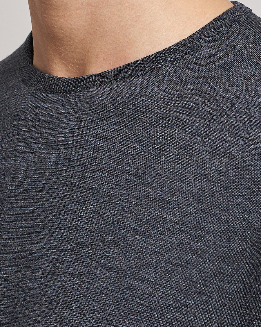 Hombres | Jerséis y prendas de punto | John Smedley | Lundy Extra Fine Merino Crew Neck Charcoal