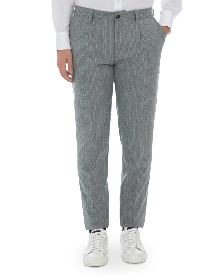Hombres | Pantalones | Brunello Cucinelli | Slim Fit Pin Stripe Pleated Flannel Trousers Light Grey