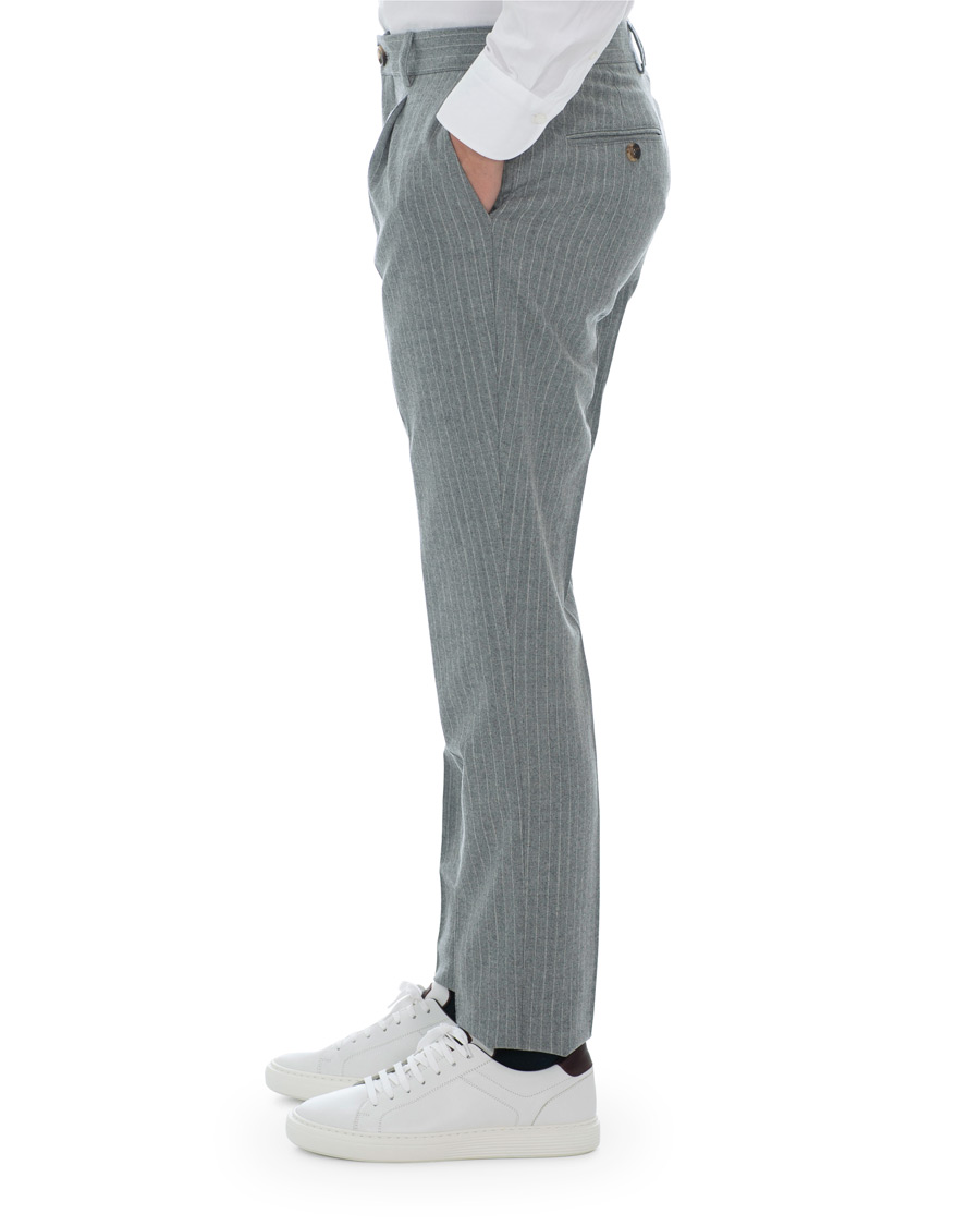 Hombres | Pantalones | Brunello Cucinelli | Slim Fit Pin Stripe Pleated Flannel Trousers Light Grey