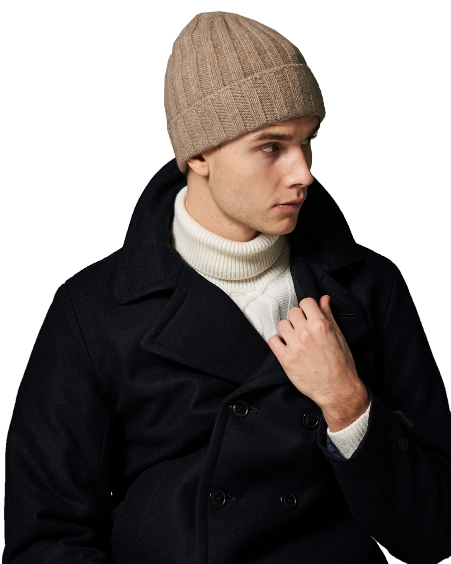 Hombres | Oscar Jacobson Cashmere Ribbed Beanie Beige | Oscar Jacobson | Cashmere Ribbed Beanie Beige
