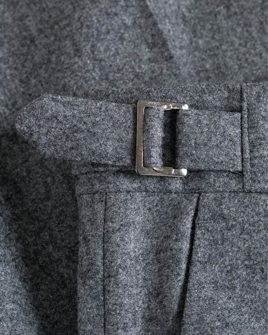 Hombres | Pantalones | Berg&Berg | Arnold Pleated Side Adjuster Flanell Trousers Mid Grey