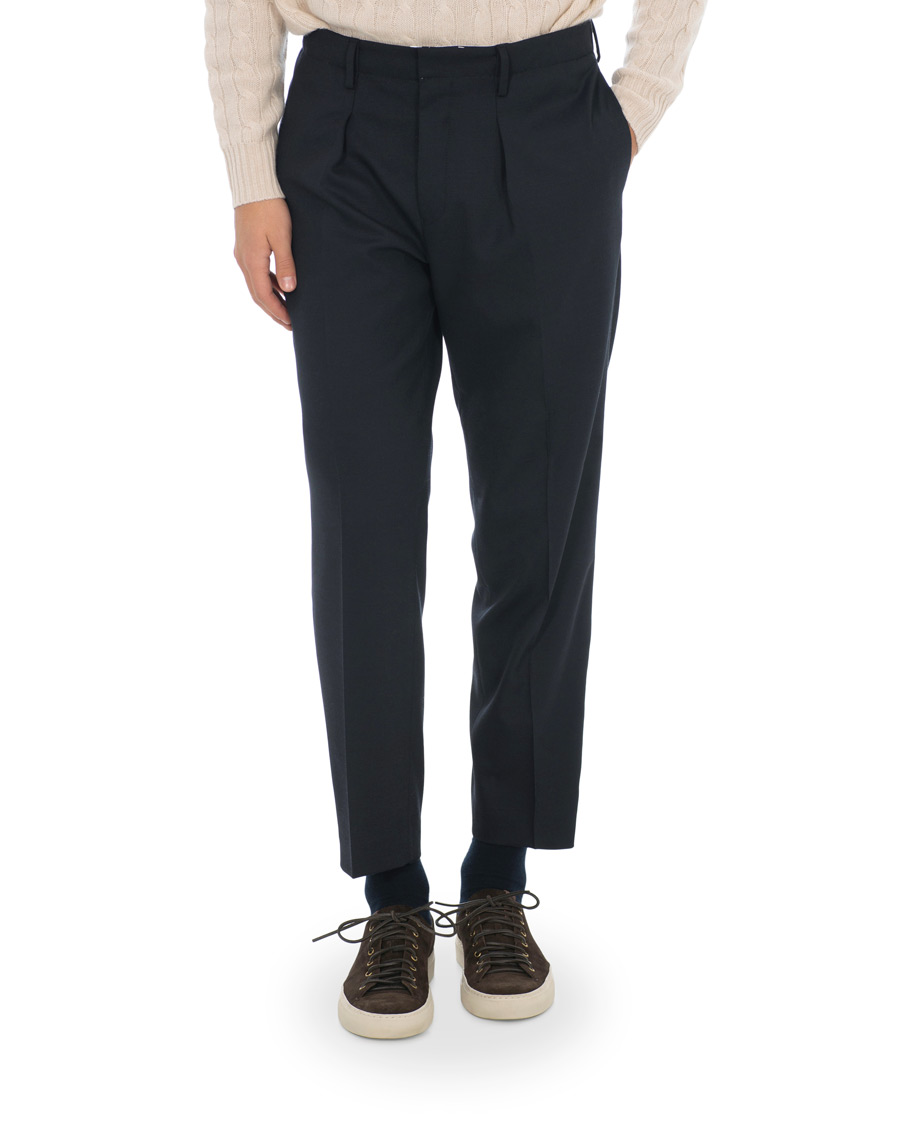 Hombres | Pantalones | Tiger of Sweden | Tarine Cropt Pleated Trousers Navy