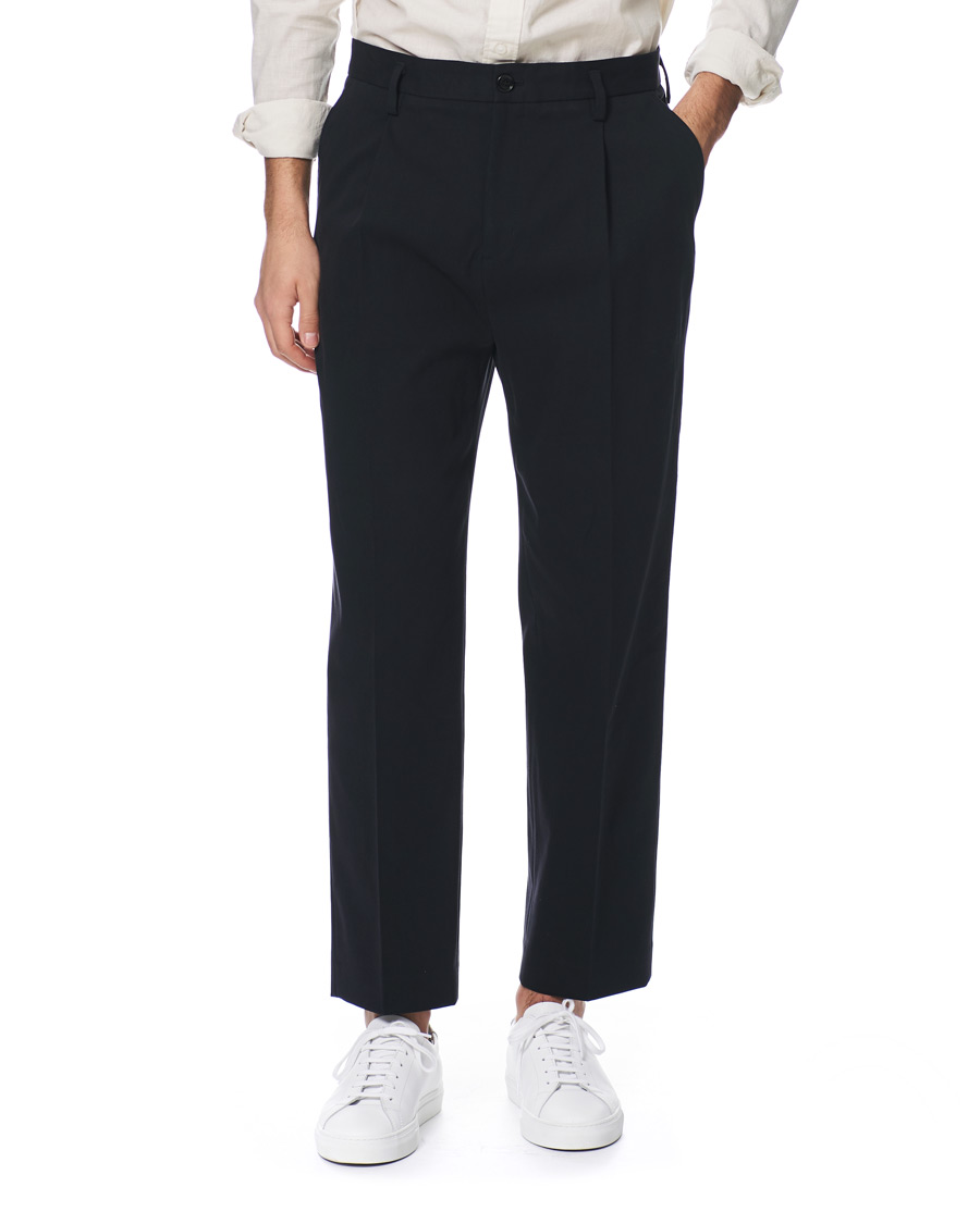 Hombres | Pantalones | Filippa K | Samson Loose Fit Pleated Cotton Trousers Navy