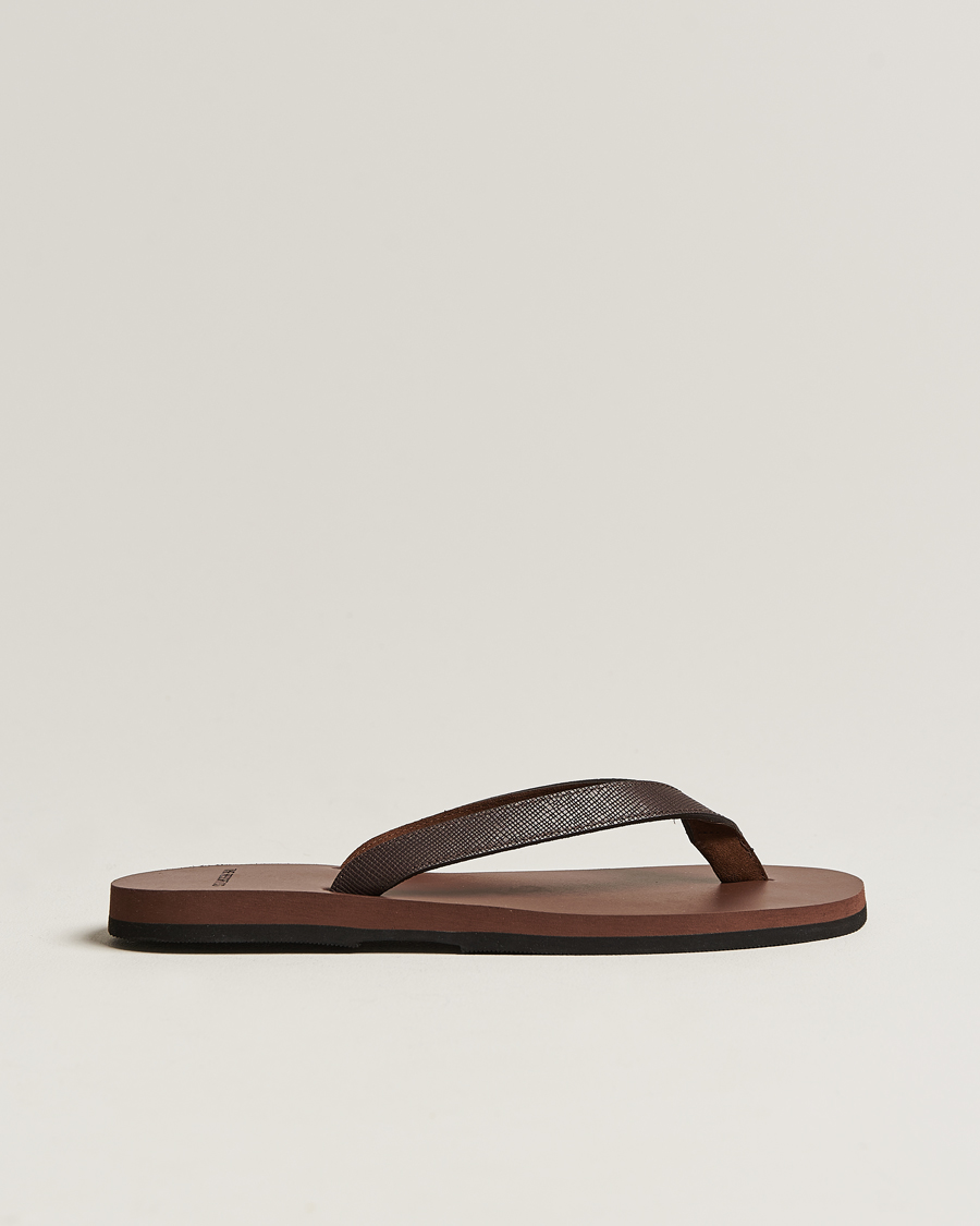 Hombres | The Resort Co Saffiano Leather Flip-Flop Brown | The Resort Co | Saffiano Leather Flip-Flop Brown