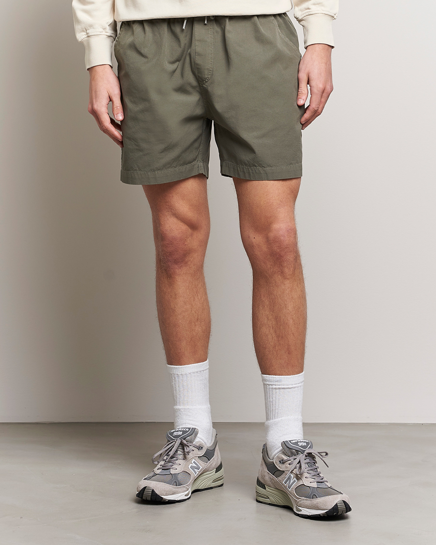 Hombres | Pantalones cortos con cordones | Colorful Standard | Classic Organic Twill Drawstring Shorts Dusty Olive