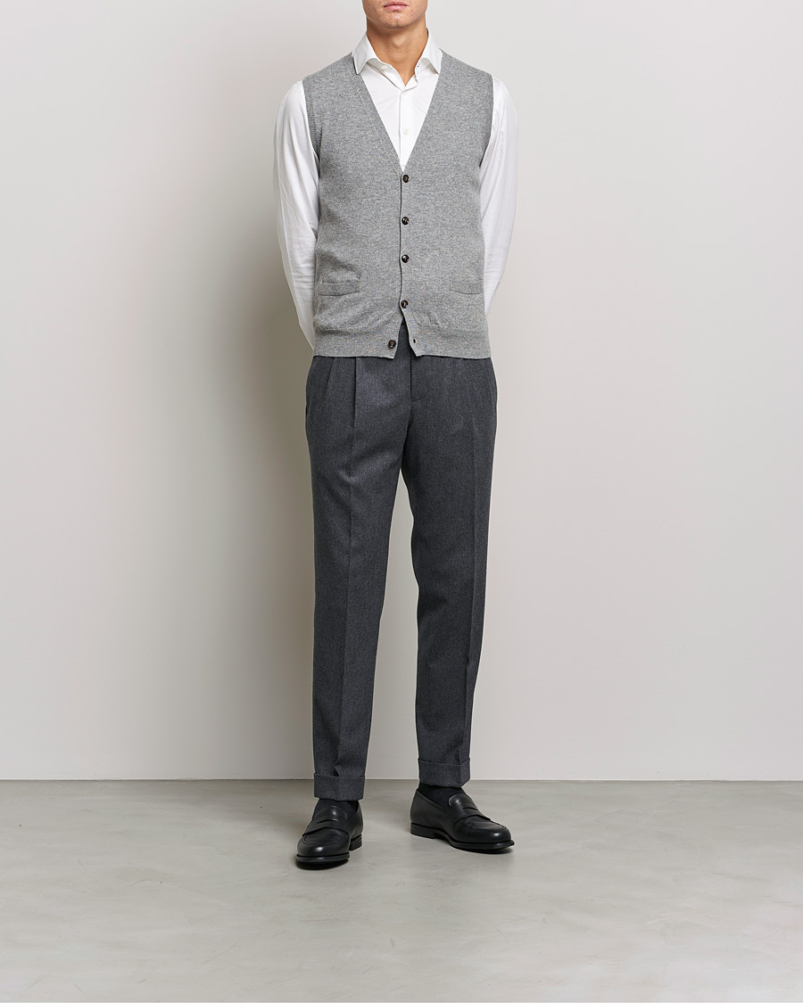 Hombres | Jerséis y prendas de punto | Piacenza Cashmere | Cashmere Sleeveless Cardigan Light Grey