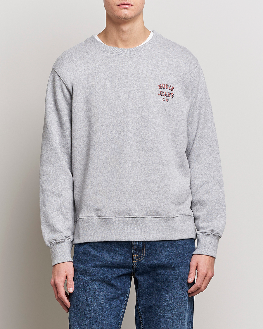 Hombres | Jerséis y prendas de punto | Nudie Jeans | Frasse Logo Sweatshirt Grey melange