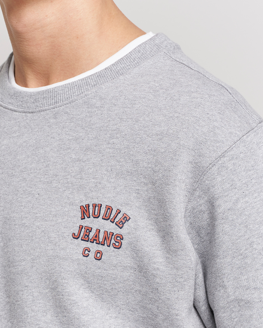 Hombres | Jerséis y prendas de punto | Nudie Jeans | Frasse Logo Sweatshirt Grey melange