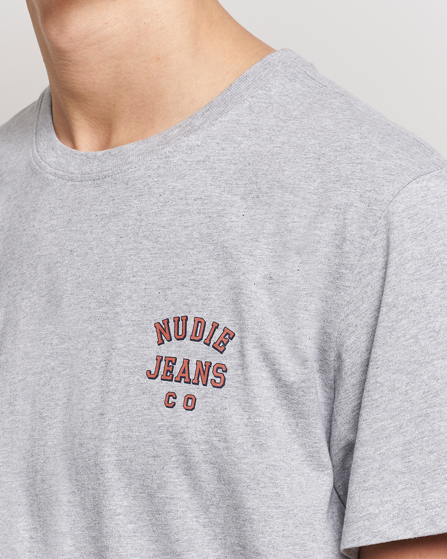 Hombres | Camisetas | Nudie Jeans | Roy Logo Crew Neck Tee Grey melange