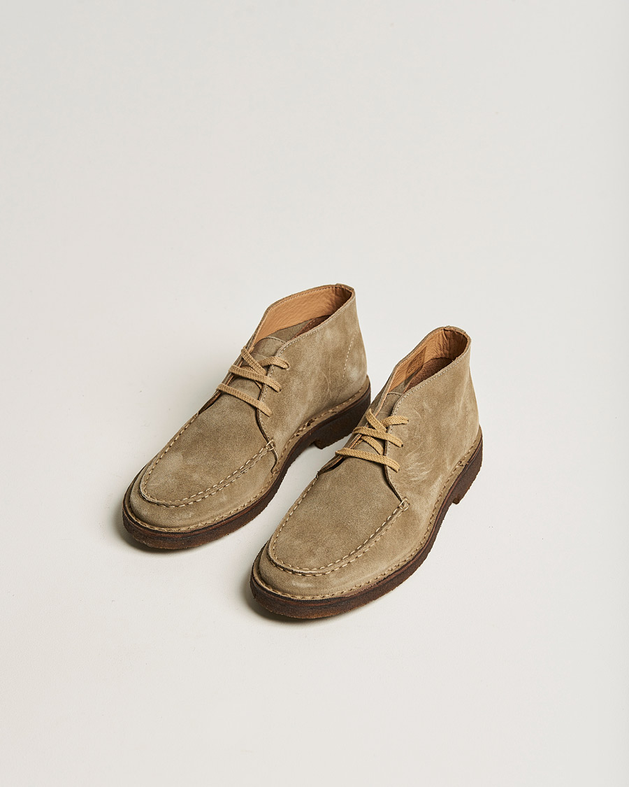 Hombres | Best of British | Drake's | Crosby Moc-Toe Suede Chukka Boots Sand