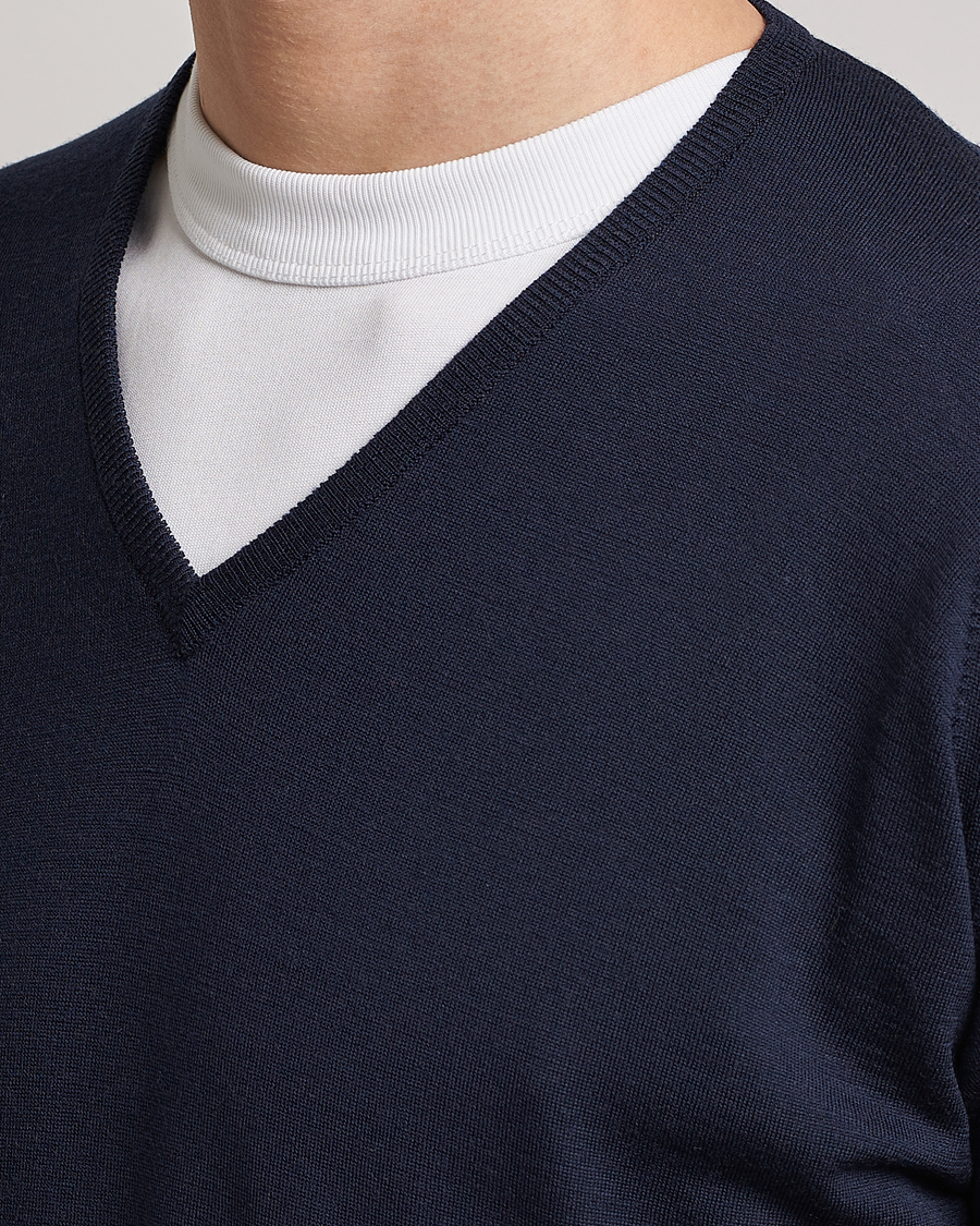 Hombres | Jerséis y prendas de punto | John Smedley | Bobby Extra Fine Merino V-Neck Pullover Midnight