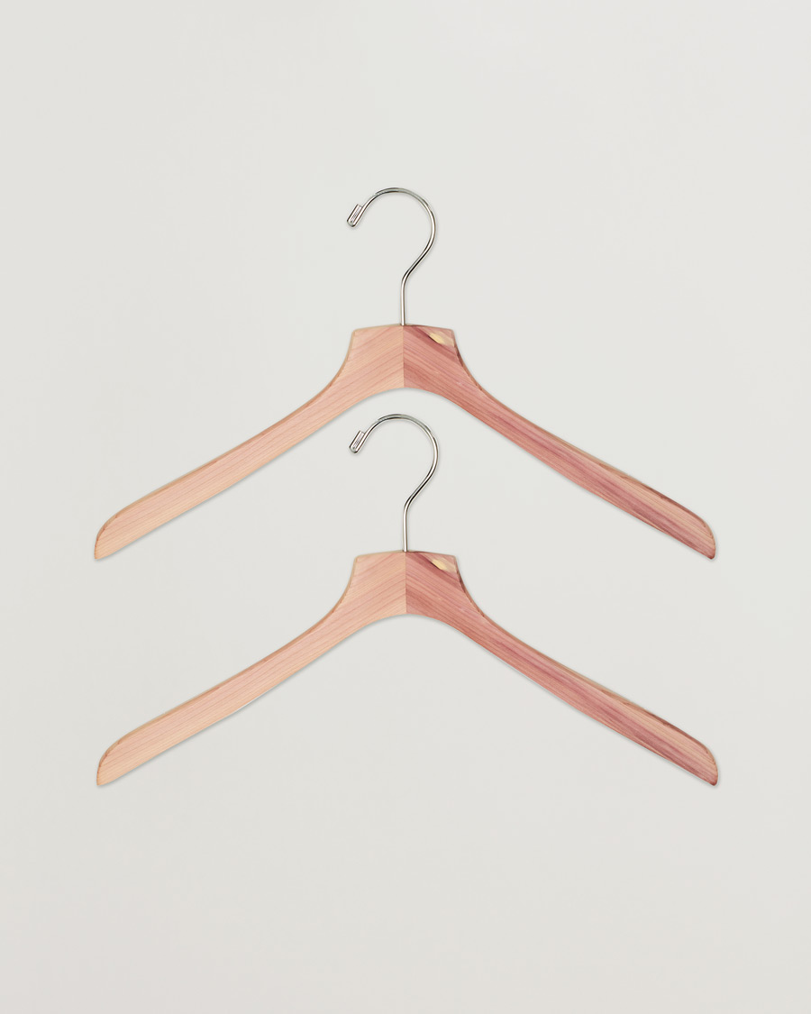 Hombres | Care with Carl 2-Pack Cedar Wood Shirt Hanger | Care with Carl | 2-Pack Cedar Wood Shirt Hanger