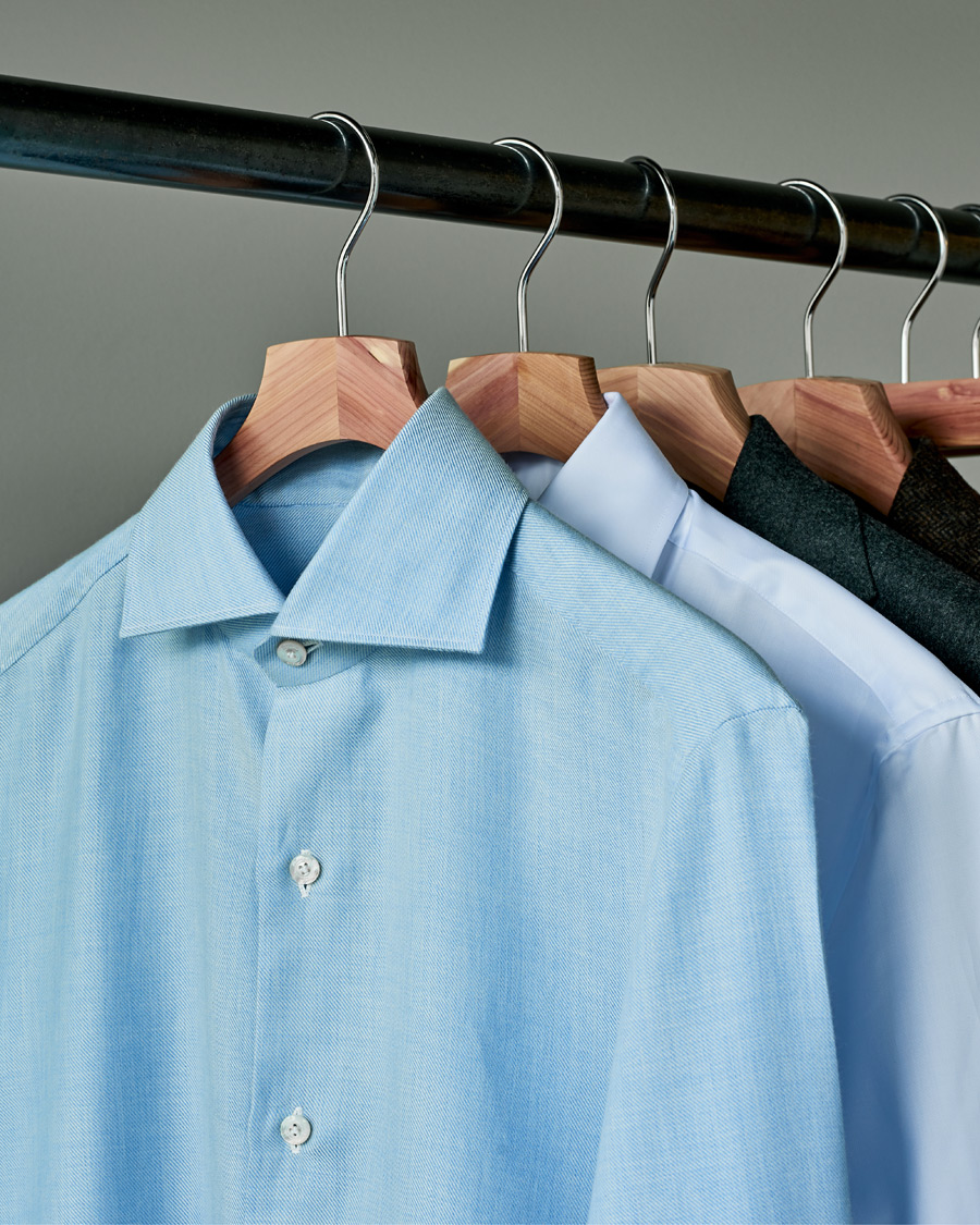 Hombres | Care with Carl 2-Pack Cedar Wood Shirt Hanger | Care with Carl | 2-Pack Cedar Wood Shirt Hanger
