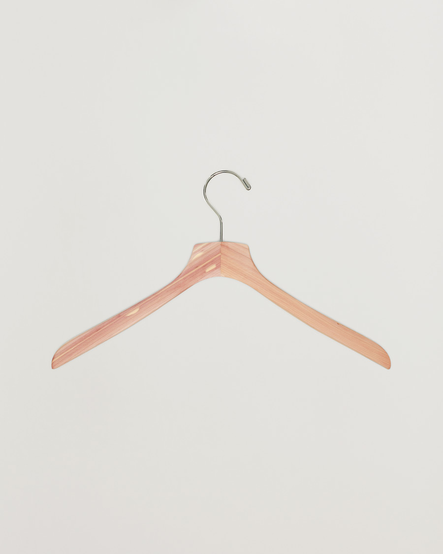 Hombres | Care with Carl 2-Pack Cedar Wood Shirt Hanger | Care with Carl | 2-Pack Cedar Wood Shirt Hanger