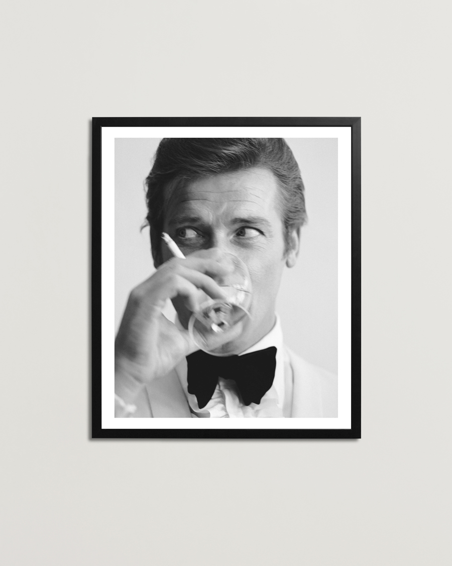 Hombres | Pósteres | Sonic Editions | Framed Roger Moore Shaken Not Stirred