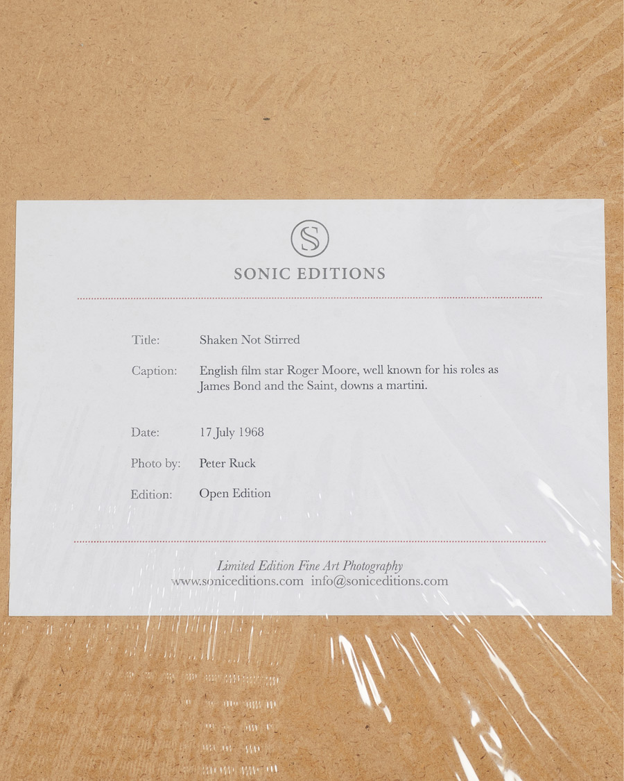 Hombres | Pósteres | Sonic Editions | Framed Roger Moore Shaken Not Stirred