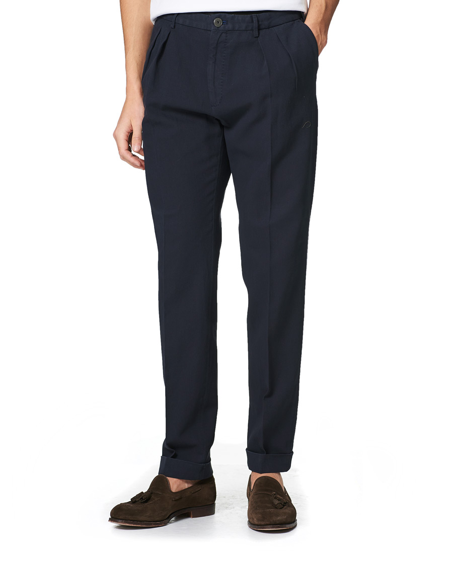 Hombres | Pantalones | Incotex | Carrot Fit Pleated Trousers Navy