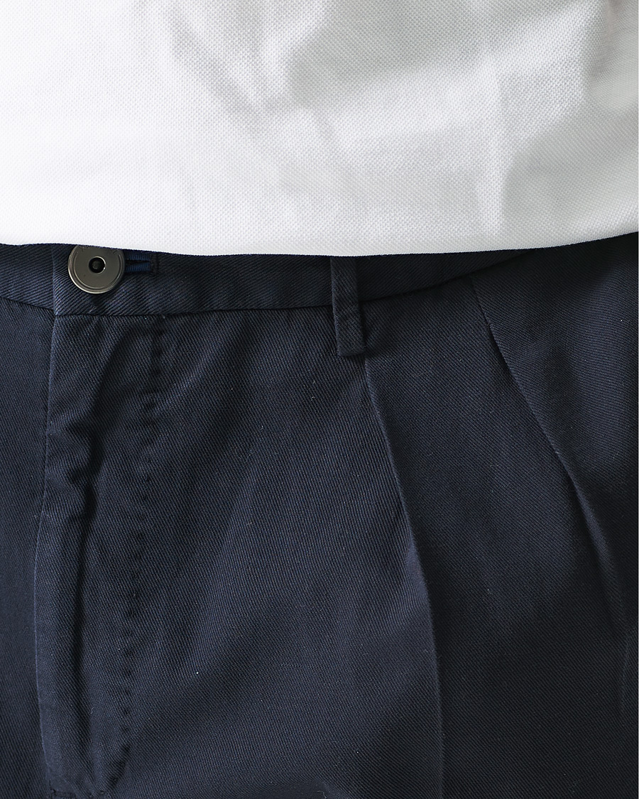 Hombres | Pantalones | Incotex | Carrot Fit Pleated Trousers Navy