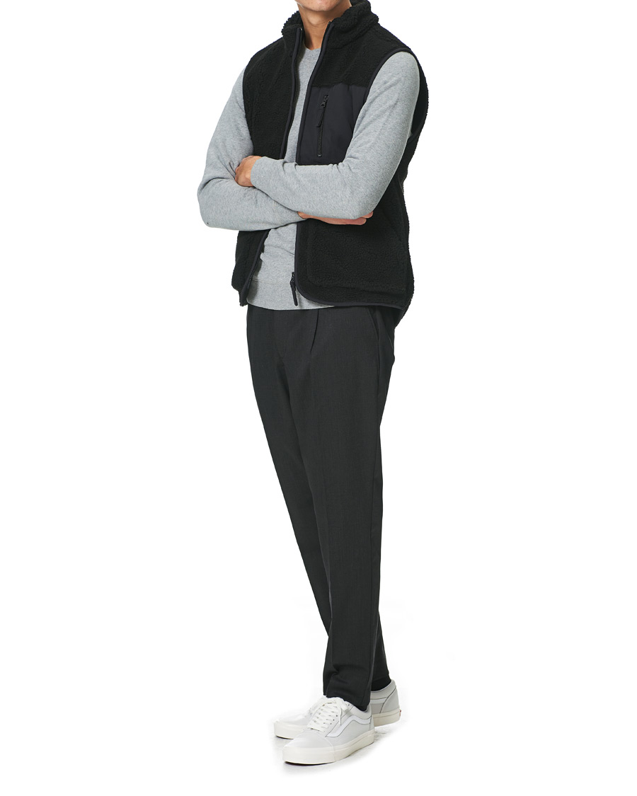 Hombres | Jerséis y prendas de punto | A Day's March | Arvån Recycled Fleece Vest Black