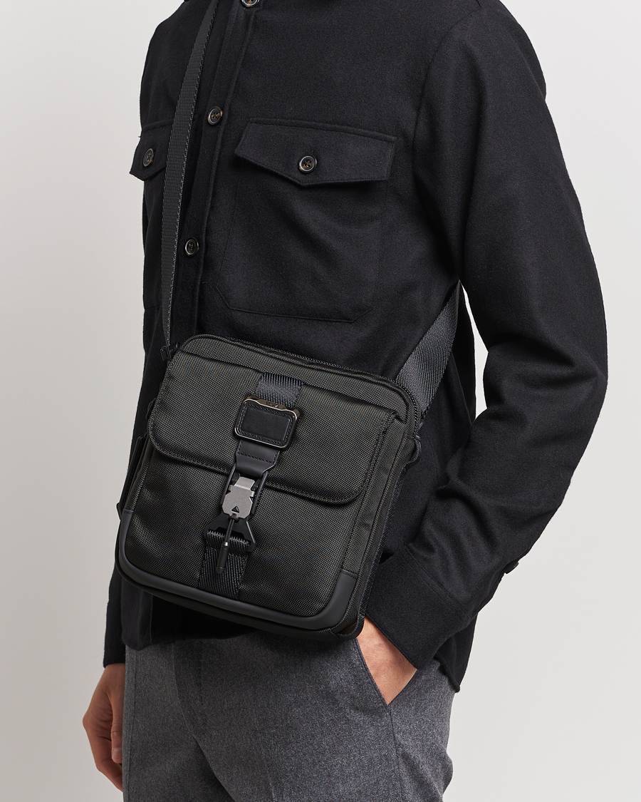 Hombres | TUMI Alpha Bravo Junior Crossbody Black | TUMI | Alpha Bravo Junior Crossbody Black