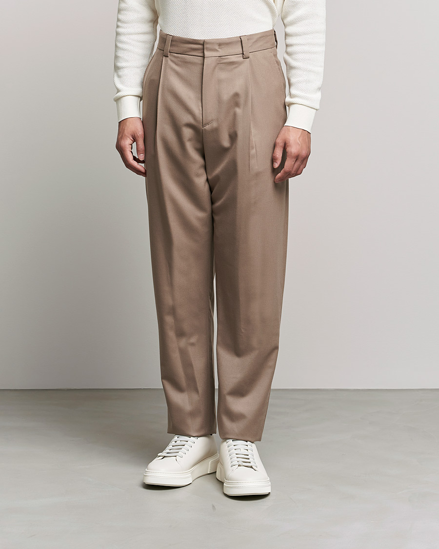 Hombres | Pantalones | Giorgio Armani | Tapered Pleated Flannel Trousers Beige