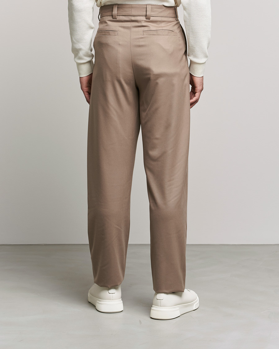 Hombres | Pantalones | Giorgio Armani | Tapered Pleated Flannel Trousers Beige