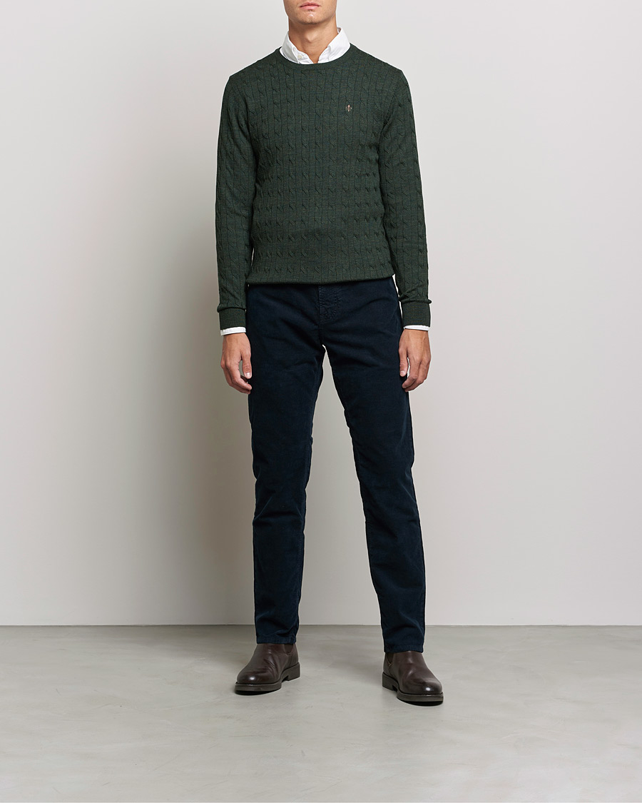 Hombres | Jerséis y prendas de punto | Morris | Merino Cable Crew Neck Olive
