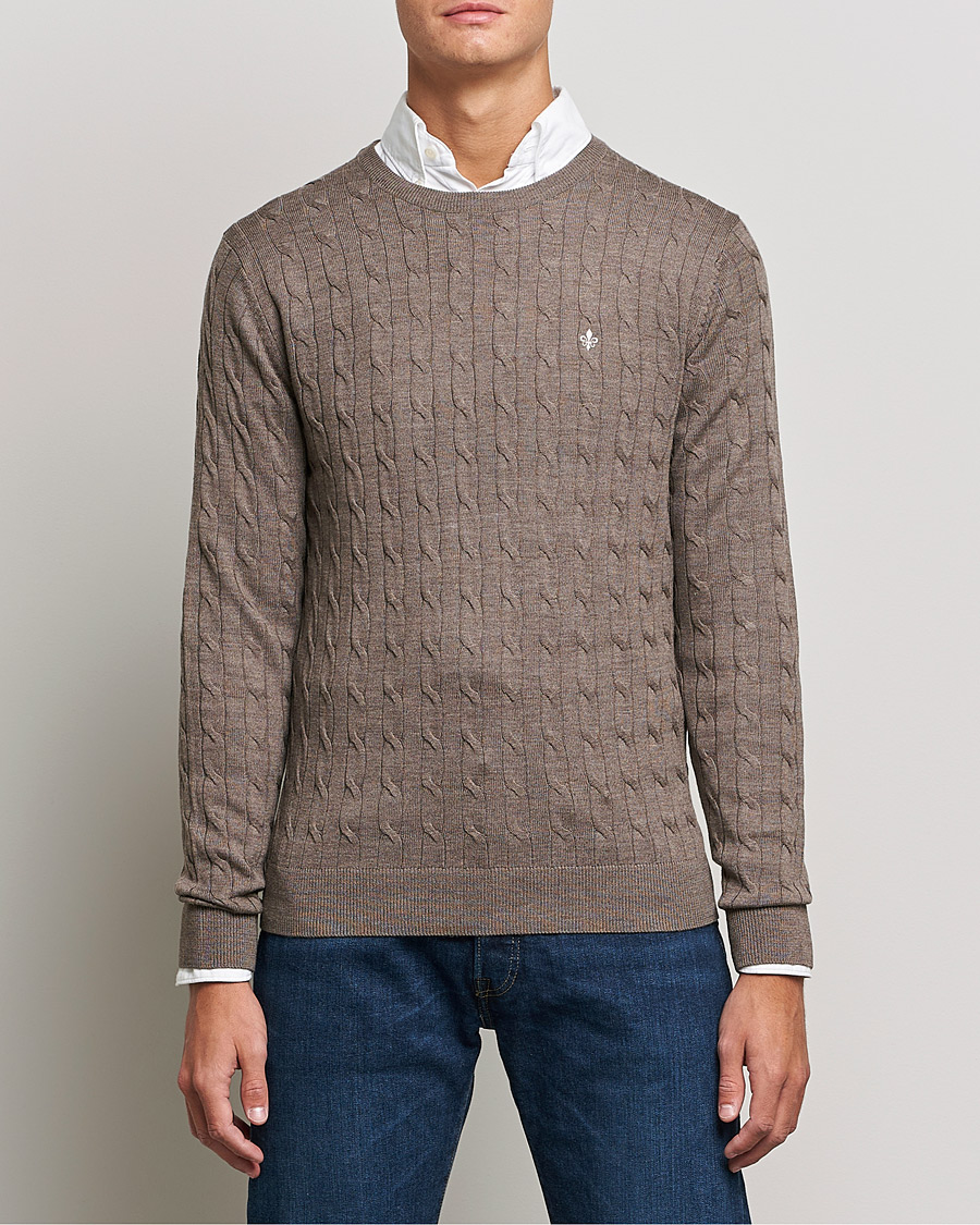 Hombres | Jerséis y prendas de punto | Morris | Merino Cable Crew Neck Light Brown