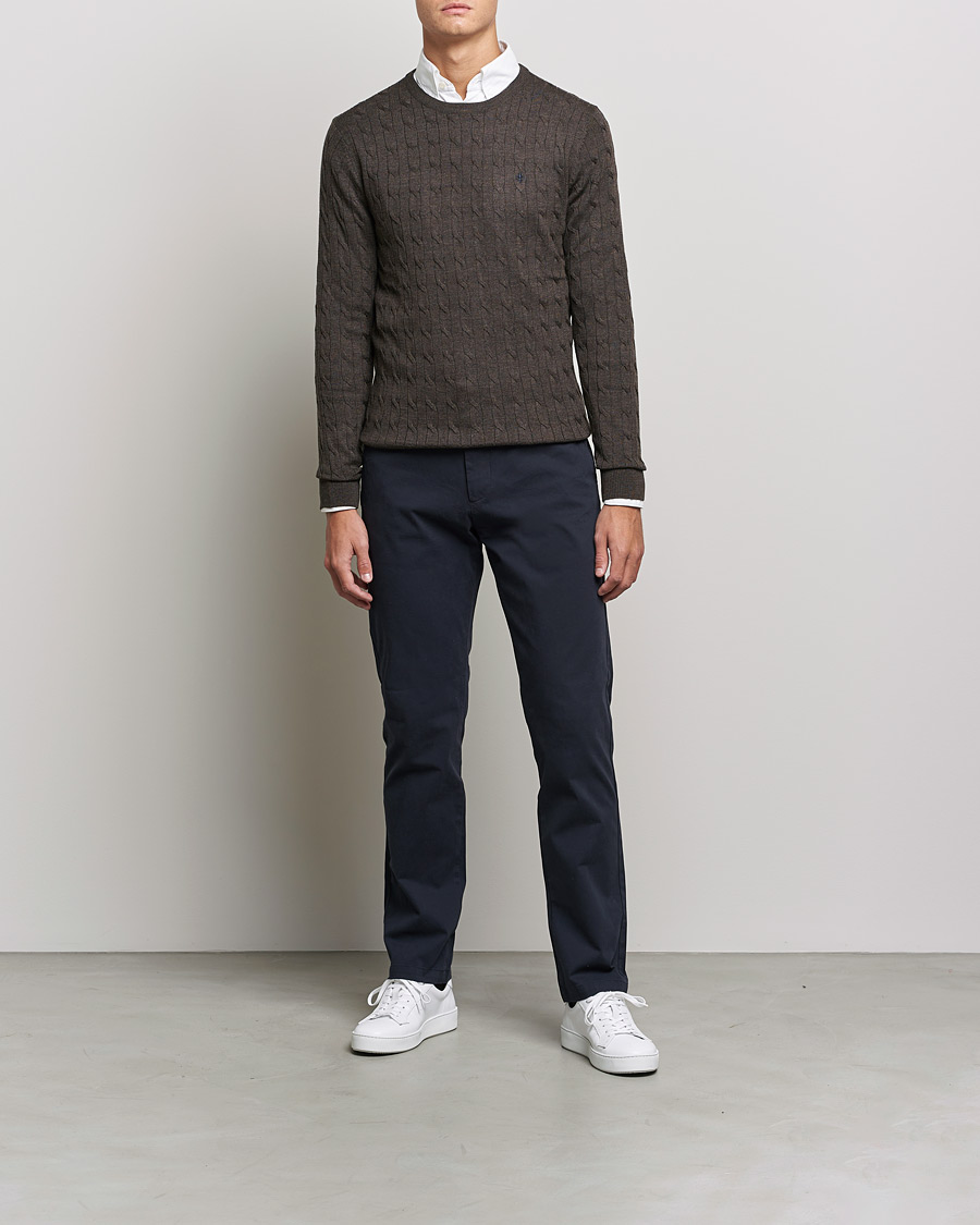 Hombres | Jerséis y prendas de punto | Morris | Merino Cable Crew Neck Dark Brown