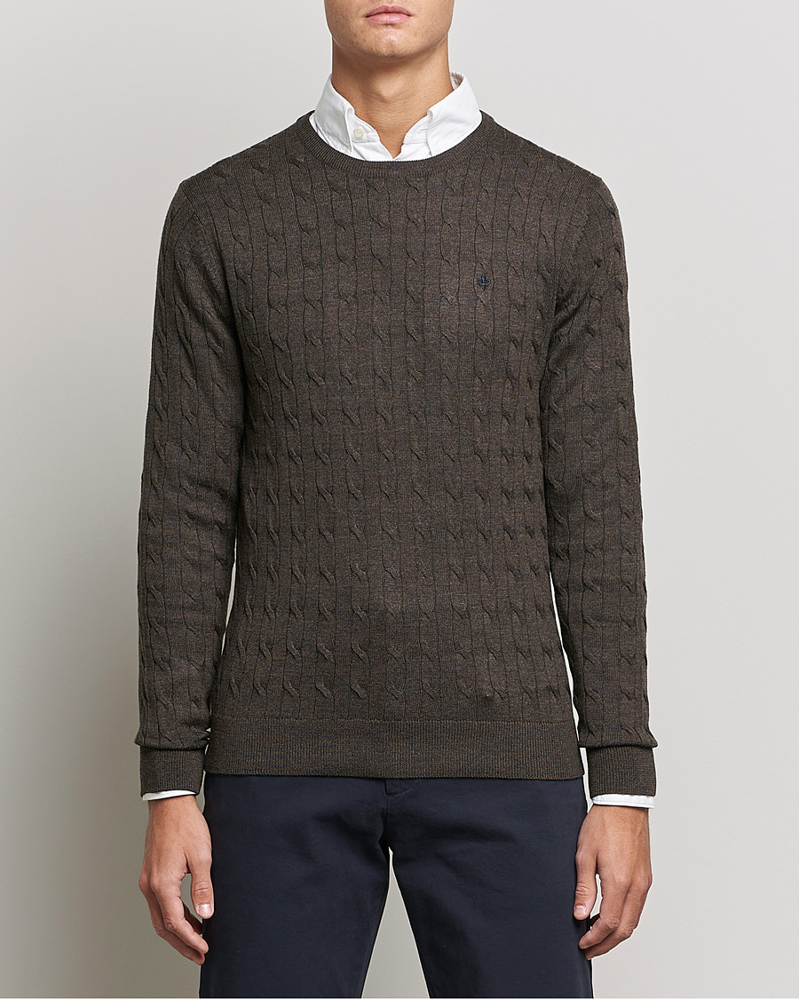 Hombres | Jerséis y prendas de punto | Morris | Merino Cable Crew Neck Dark Brown