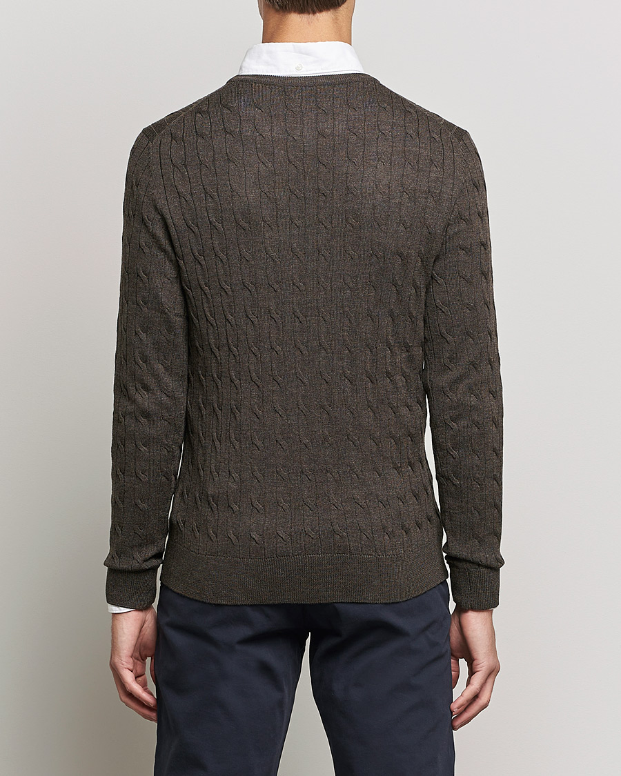 Hombres | Jerséis y prendas de punto | Morris | Merino Cable Crew Neck Dark Brown