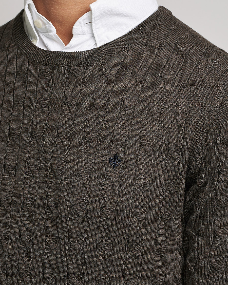 Hombres | Jerséis y prendas de punto | Morris | Merino Cable Crew Neck Dark Brown