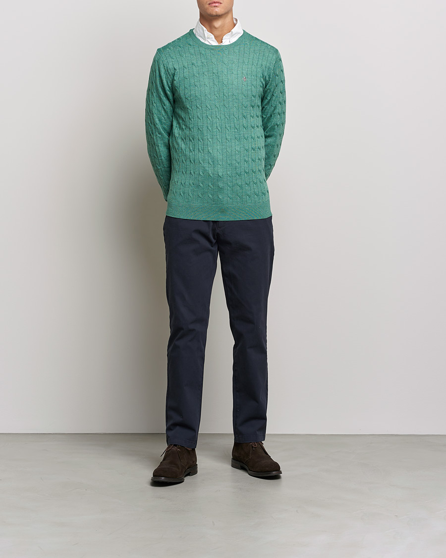 Hombres | Jerséis y prendas de punto | Morris | Merino Cable Crew Neck Pullover Mineral Green