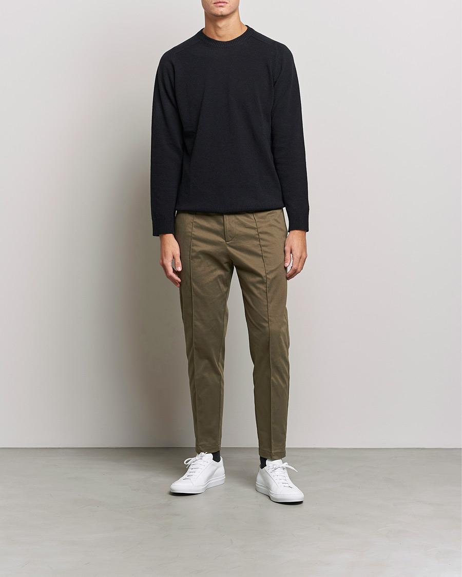 Hombres | Pantalones | Tiger of Sweden | Sosa Brushed Satin Trouser Olive Extreme