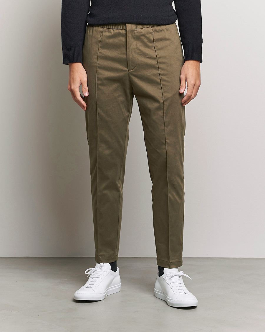 Hombres | Pantalones | Tiger of Sweden | Sosa Brushed Satin Trouser Olive Extreme