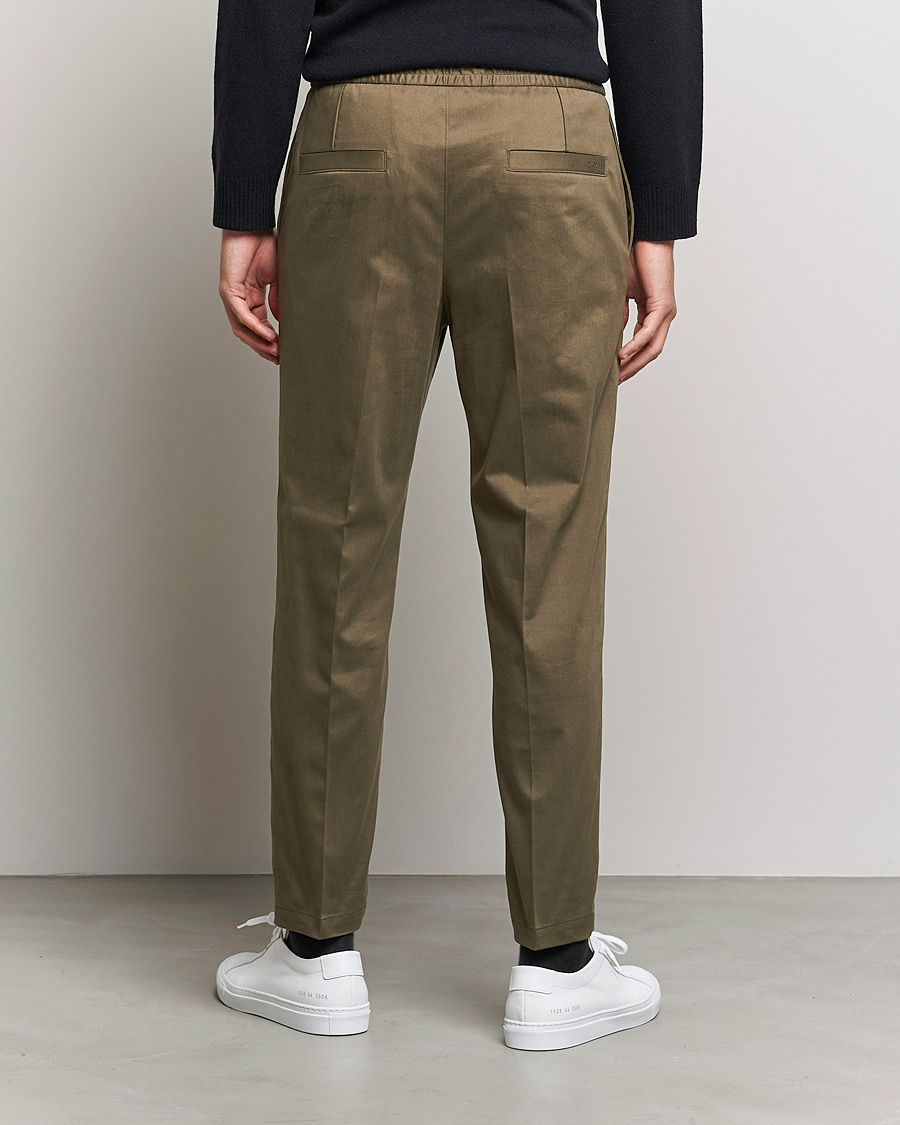 Hombres | Pantalones | Tiger of Sweden | Sosa Brushed Satin Trouser Olive Extreme