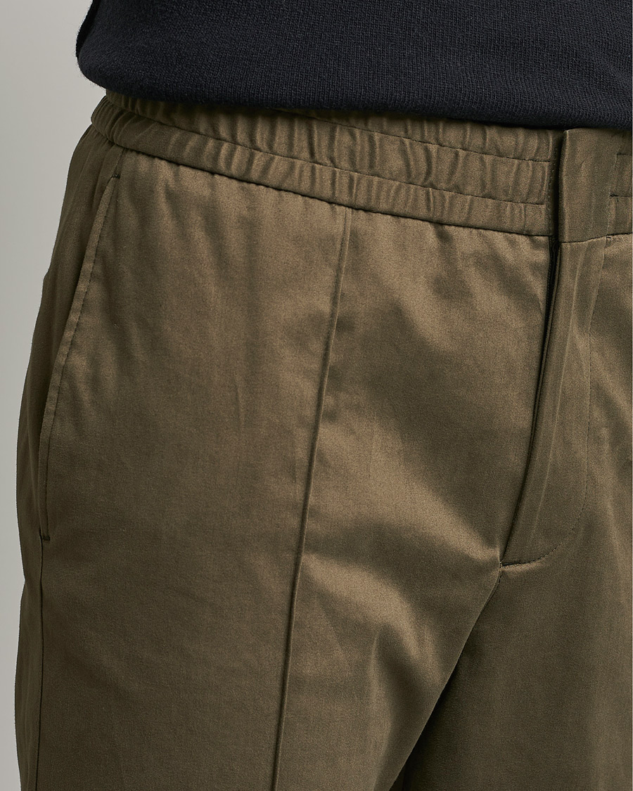 Hombres | Pantalones | Tiger of Sweden | Sosa Brushed Satin Trouser Olive Extreme
