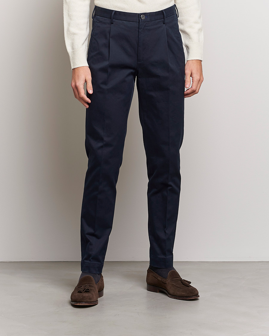 Hombres | Pantalones | Incotex | Pleated Cotton Stretch Chinos Navy