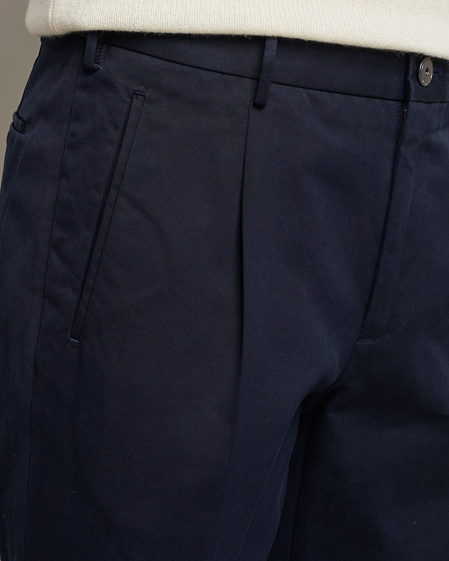 Hombres | Pantalones | Incotex | Pleated Cotton Stretch Chinos Navy