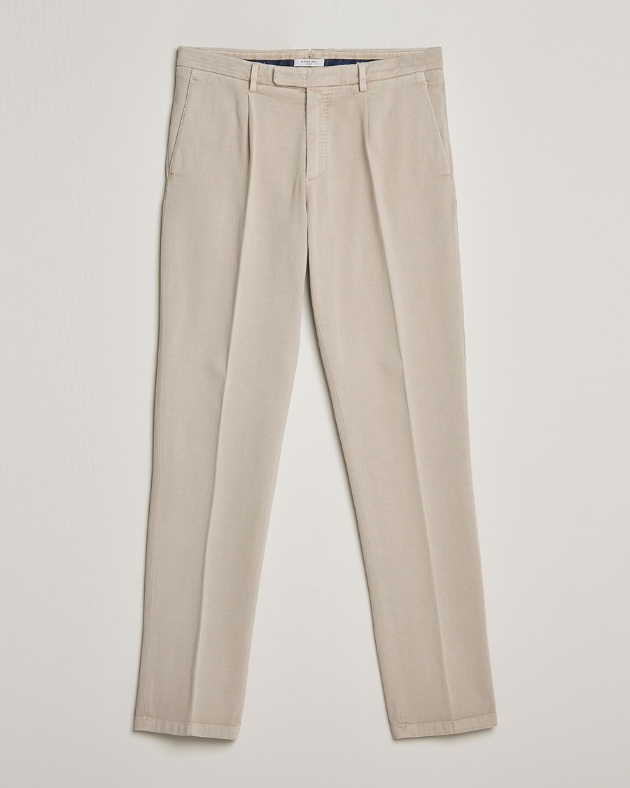 Hombres | Pantalones | Boglioli | Pleated Cotton Twill Trousers Beige